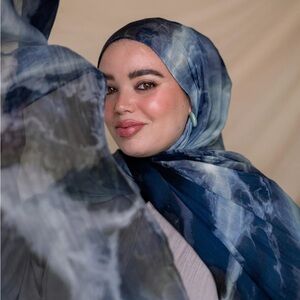 Vela scarves navy marble hijab